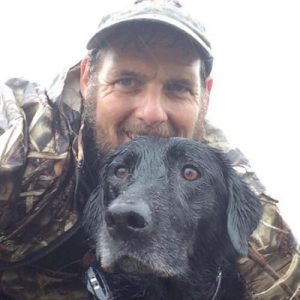 Pitbulls vechten voor hun leven tijdens overstroming