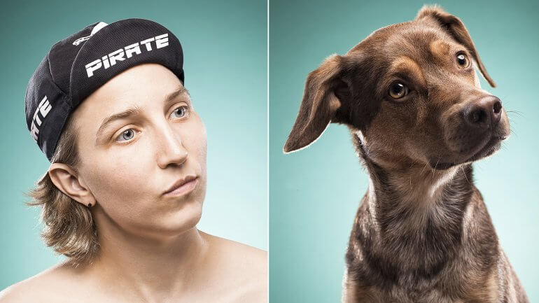 Vrouw met per lijkt op hond