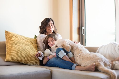 Moeder en kind knuffelen de hond